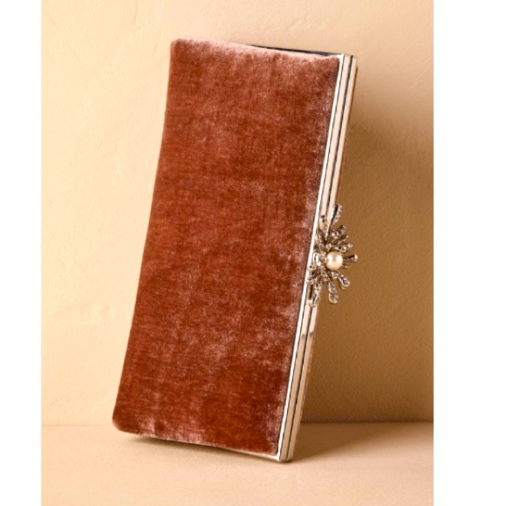 ISO!!!Would LOVE this piece for my wedding.